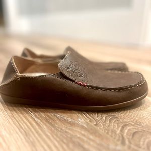 OluKai Nohea Nubuck Slip-On Shoes
Women's size 5 / 35 Floral Embossed